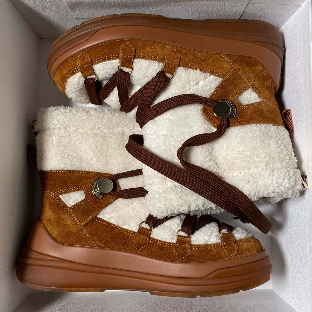✨BRAND NEW✨
Moncler Insolux suede and shearling snow boots
Size: EU 35.5 - Picture 3 of 5